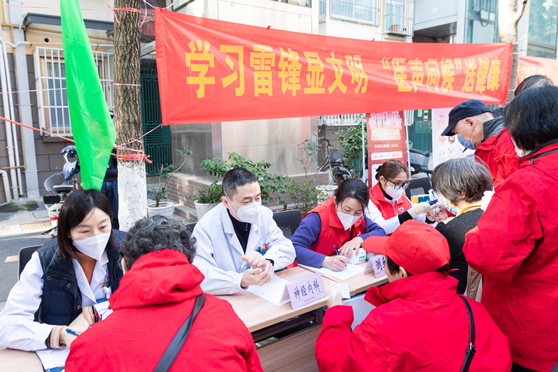 C:\Users\Administrator\Desktop\中心医院信息宣传稿件7篇\2.各支部-学雷锋\南京市中心医院集中开展学雷锋主题实践活动\照片\基层党支部联合开展“学习雷锋显文明、‘医声问候’送健康”大型义诊活动\图片2.jpg C:\Users\Administrator\Desktop\中心医院信息宣传稿件7篇\2.各支部-学雷锋\南京市中心医院集中开展学雷锋主题实践活动\照片\基层党支部联合开展“学习雷锋显文明、‘医声问候’送健康”大型义诊活动\图片2.jpg