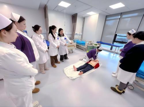 C:\Users\Administrator\Desktop\微信推送2026年第6期(总第428期)\04 门诊部-强化急救技能 筑牢生命防线——南京市中心医院门诊“一站式服务中心”开展心肺复苏培训\图片\图片2.jpg C:\Users\Administrator\Desktop\微信推送2026年第6期(总第428期)\04 门诊部-强化急救技能 筑牢生命防线——南京市中心医院门诊“一站式服务中心”开展心肺复苏培训\图片\图片2.jpg